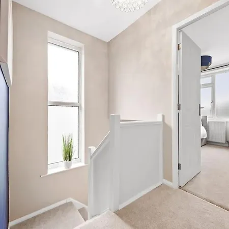 Holiday home Spacious 3 Bed House In North Leeds Perfect For Families & Longer