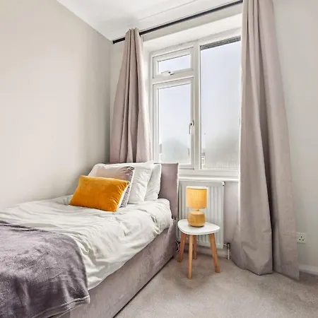 Spacious 3 Bed House In North Leeds Perfect For Families & Longer