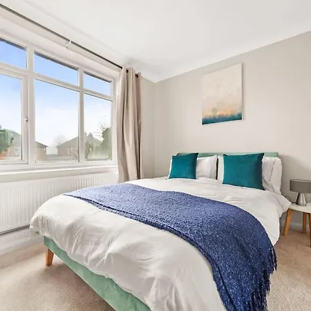 Spacious 3 Bed House In North Leeds Perfect For Families & Longer *