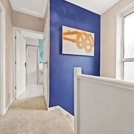 Spacious 3 Bed House In North Leeds Perfect For Families & Longer *