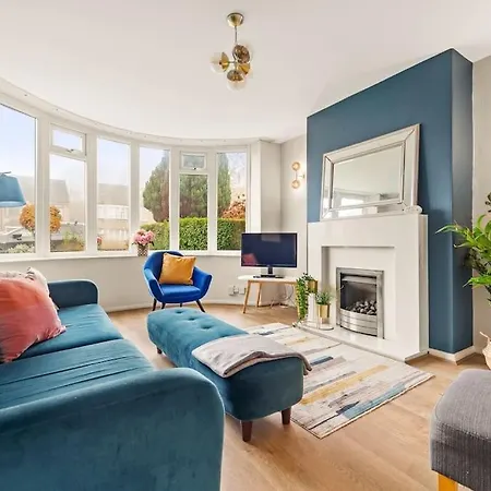 Spacious 3 Bed House In North Leeds Perfect For Families & Longer *