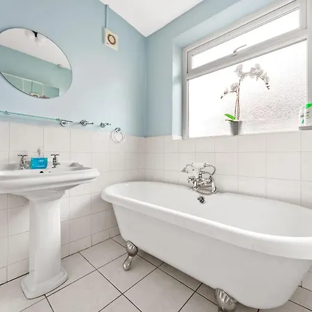 Spacious 3 Bed House In North Leeds Perfect For Families & Longer Casa vacanze